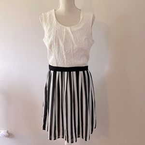 Easley women’s white & black striped fit & flare dress, textured top part sz M